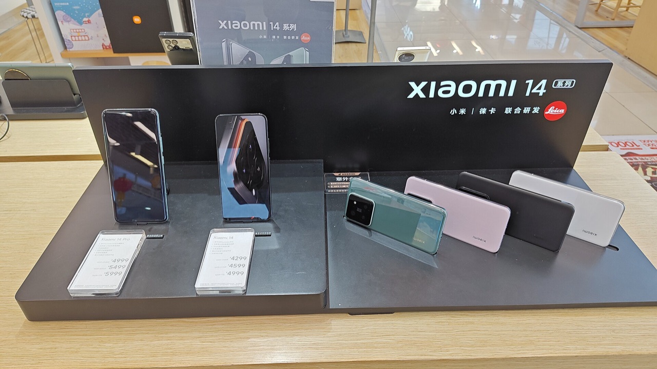 Điện thoại Xiaomi 14 trưng bày tại cửa hàng