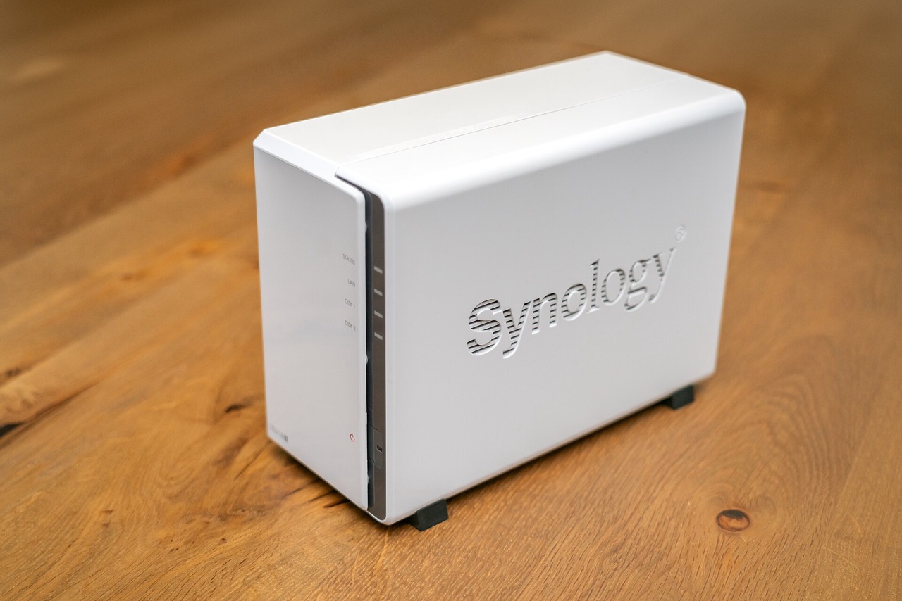 Thiết bị lưu trữ mạng NAS Synology hai khay đặt trên bàn gỗ